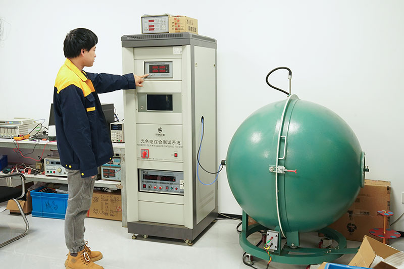 Waterproof and drop testing for camping lanterns at Forest Tiger factory
